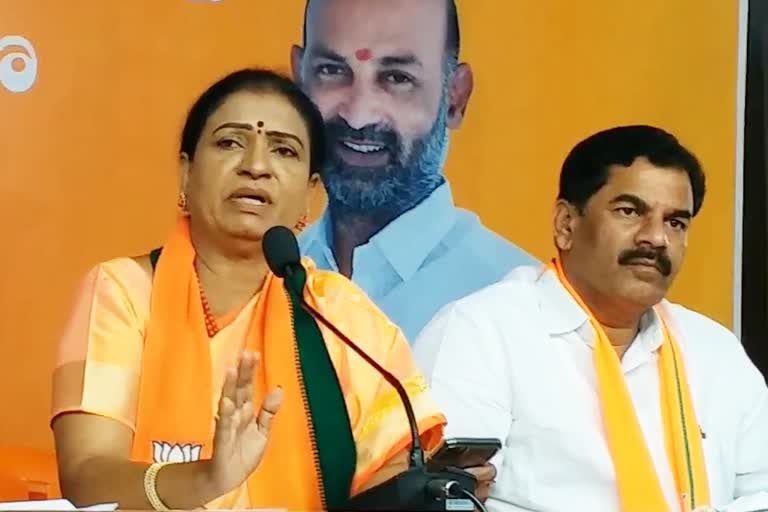 bjp national vice president dk aruna comments on cm kcr about trs attacks