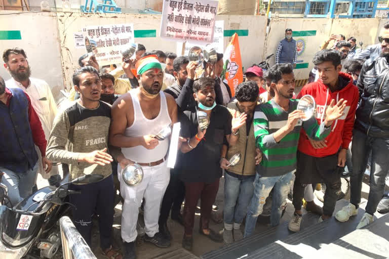 Youth Congress protests against petroleum prices