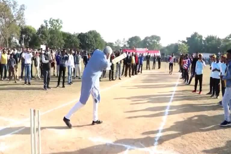 minister-ts-singhdeo-played-match-in-shailuram-malik-smriti-cricket-competition-in-ambikapur