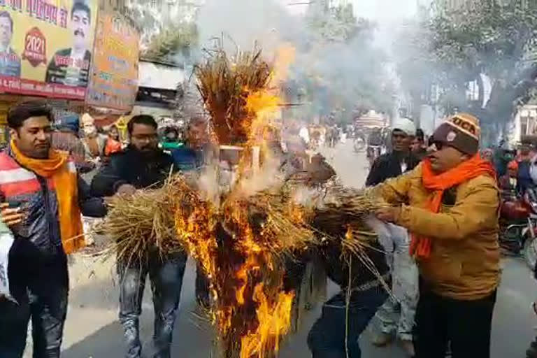 वीएचपी ने फूंका टीएमसी सांसद का पुतला