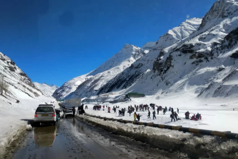 Tourists reach Sisu after opening Atal-Tunnel