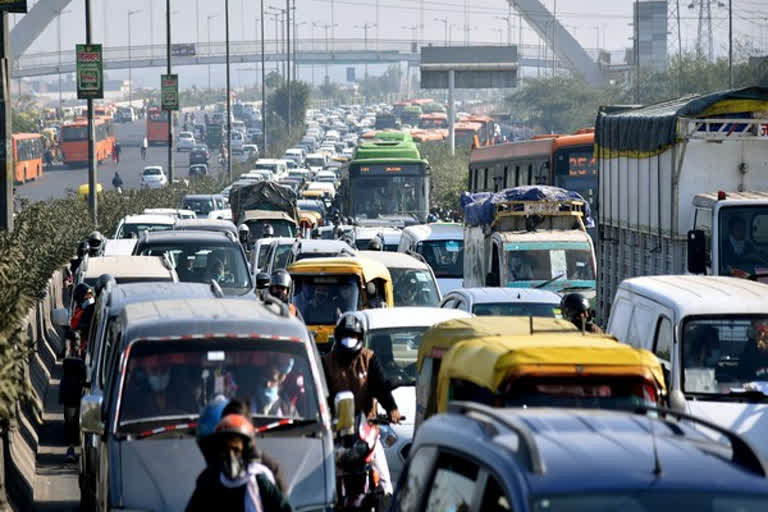 Traffic diverted in many parts of Delhi due to farmers' protest  കർഷക പ്രക്ഷോഭം  ഡൽഹി പൊലീസ്  ഗതാഗതം വഴിതിരിച്ചുവിട്ടു  കർഷക പ്രക്ഷോഭം ഖാസിപൂർ  farmers protest  farmers protest Ghazipur  Delhi Police diverted vehicular traffic  Delhi Police  Delhi-Noida Direct flyway  DND  Traffic diverted  national news