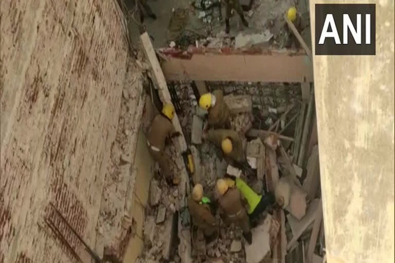 Tamil Nadu: 3 killed after two-storeyed building collapses in Madurai  മധുരയിൽ രണ്ട് നില കെട്ടിടം തകർന്ന് വീണ് മൂന്ന് പേർ മരിച്ചു  രണ്ട് നില കെട്ടിടം തകർന്ന് വീണ്  മധുര  മധുരയിൽ കെട്ടിടം തകർന്നു  മൂന്ന് പേർ മരിച്ചു  Tamil Nadu  building collapses in Madurai  Madurai  national news  3 killed after two-storeyed building collapses in Madurai  Madurai building collapsed