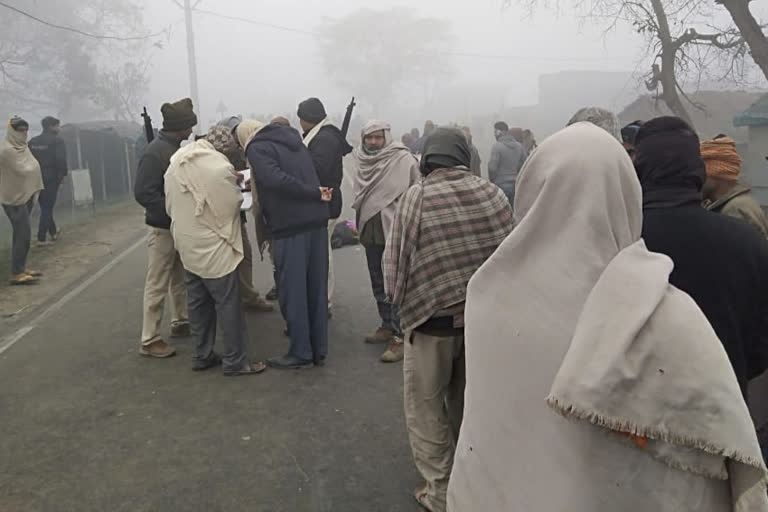 सड़क जाम किये लोग