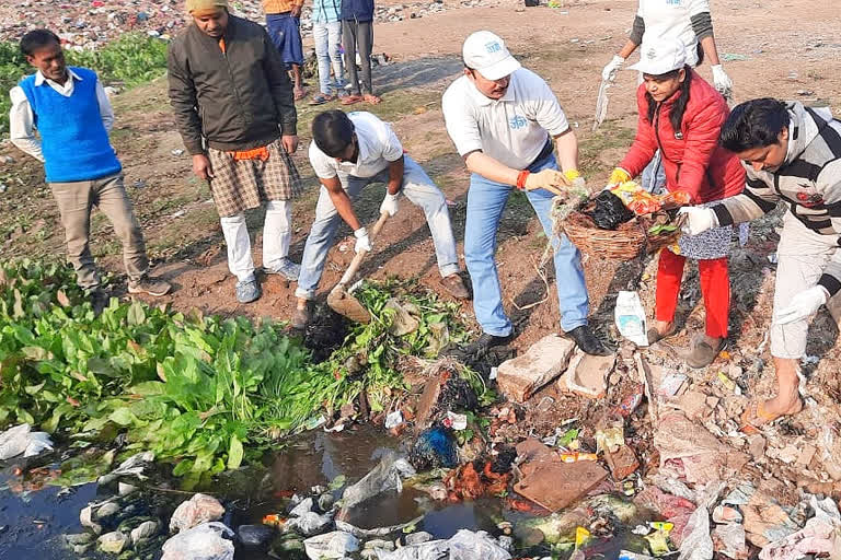 नमामि गंगे के सदस्यों ने धनेसरा तालाब पर स्वच्छता अभियान चलाया.