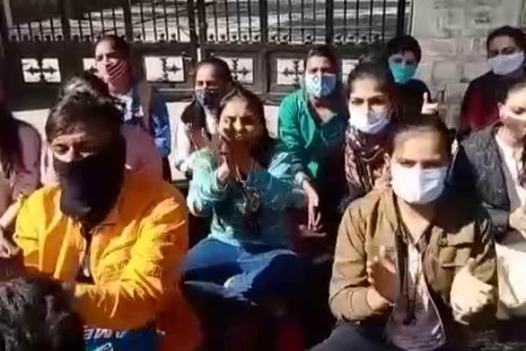 Students sitting on one day strike in Kota, कोटा में एक दिवसीय धरने पर बैठे छात्र