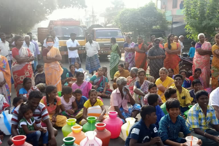 குடிநீர் கேட்டு காலி குடங்களுடன்  சாலை மறியல் திருவண்ணாமலை