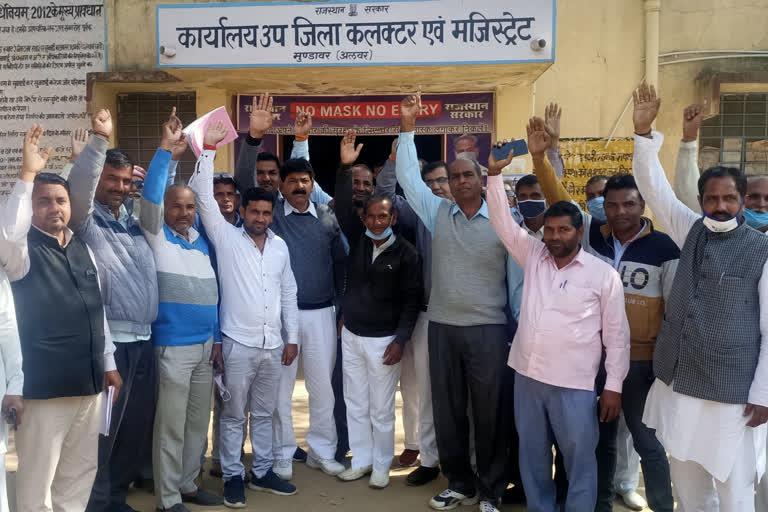 mundawar news, sarpanch sangh protested