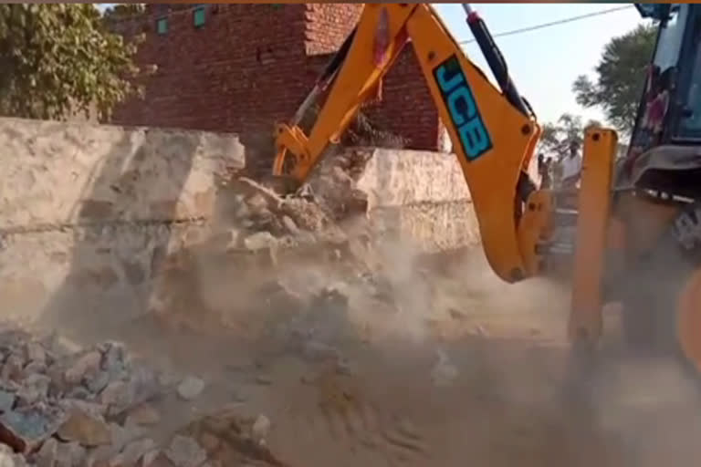 रामगढ़ में अतिक्रमण की दीवार हटी, Encroachment wall removed in Ramgarh