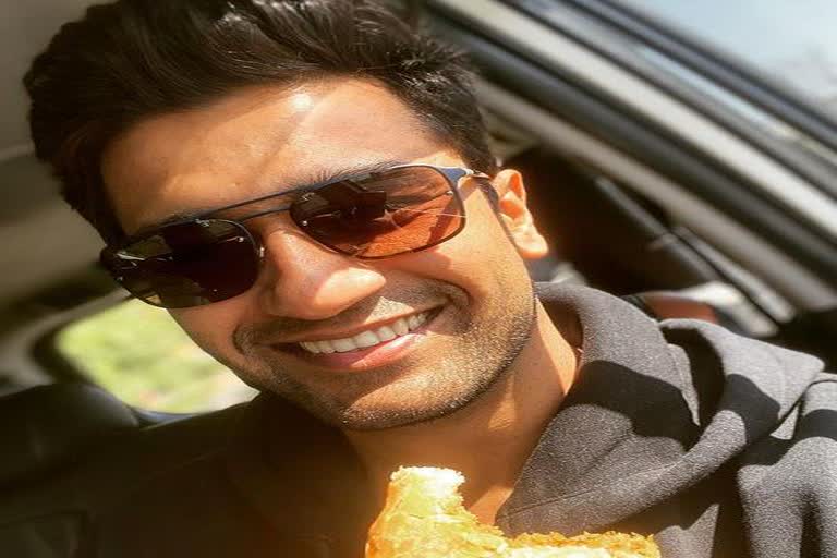 vicky-kaushal-fan-reached-airport-without-parents-permission-to-give-samosa-jalebi-to-the-actor