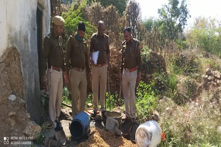 Dungarpur police raids against illegal liquor, 750 लीटर कच्ची शराब नष्ट