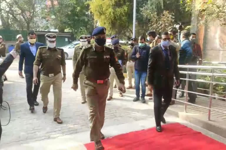 delhi police commissioner sn srivastav meet policemen