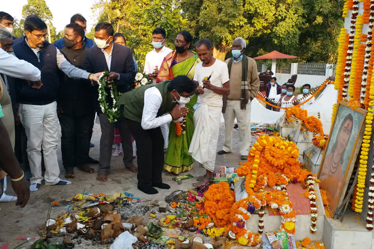 CM Hemant Soren paid tribute to martyrs in chaibasa