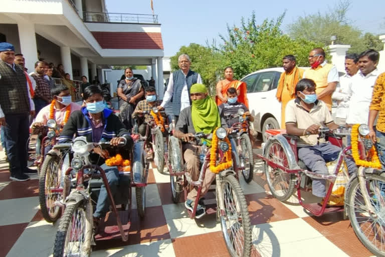 dharamlal kaushik distributes tricycles to handicapped persons