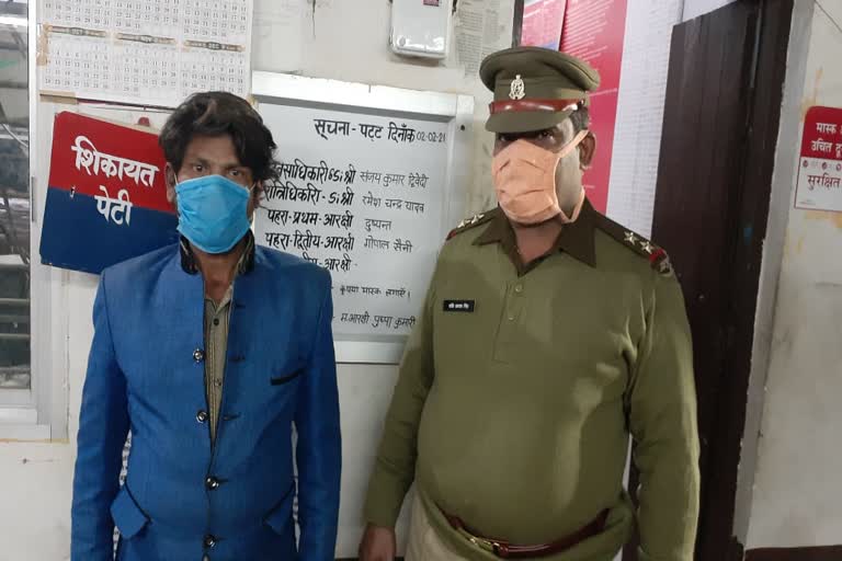 पुलिस की गिरफ्त में अपराधी.