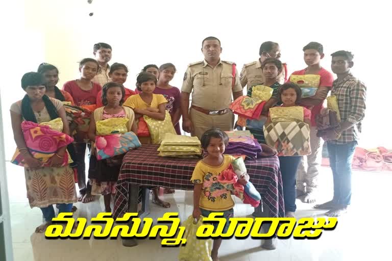 ellendu ci ramesh distribution Blankets in villages in badradri kothagudem district