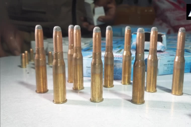 വെടിയുണ്ടകളുടെ വൻശേഖരം കണ്ടെത്തി  Bullets recovered from express train in assam  Bullets recovered  express train in assam  ട്രെയിനിൽ നിന്ന് വെടിയുണ്ടകളുടെ വൻശേഖരം കണ്ടെത്തി  വെടിയുണ്ട  ബോംഗൈഗാവ്  Bongaigaon