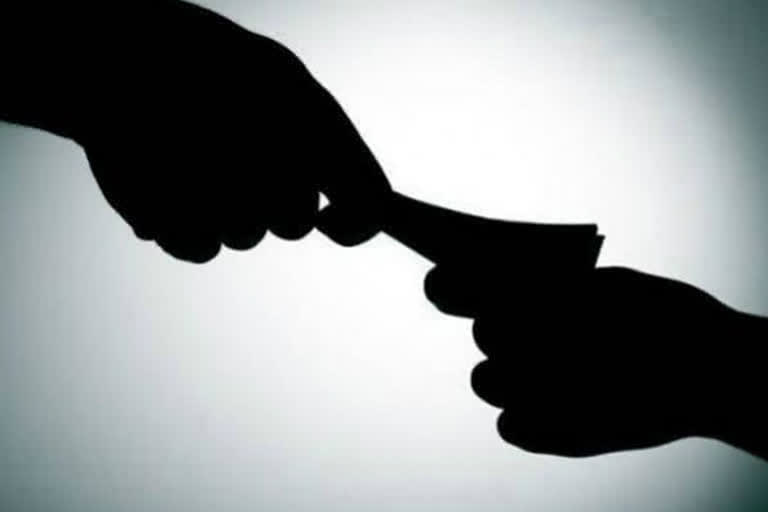 UP police accused of demanding bribe