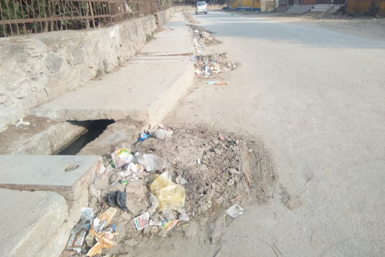 People are facing problem due to silt released from drains in Baprola village of Delhi