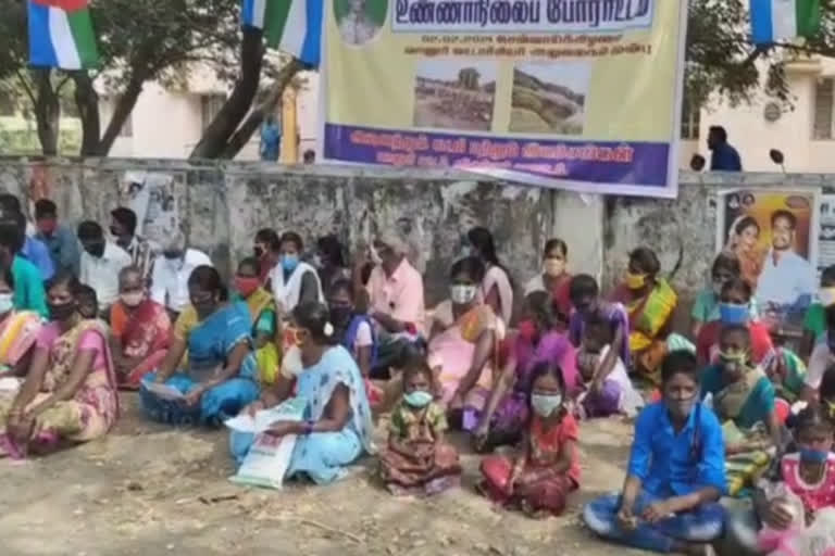 தீ விபத்தில் வீடுகளை இழந்த பழங்குடி மக்கள்