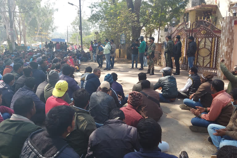 contract workers surrounded the residence of minister alamgir alam