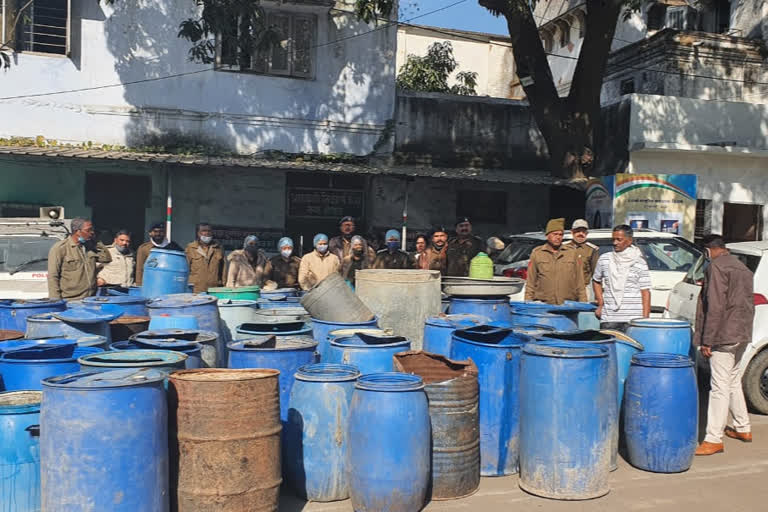 21 thousand kilograms of mahua lahn and 530 liters of illicit liquor seized