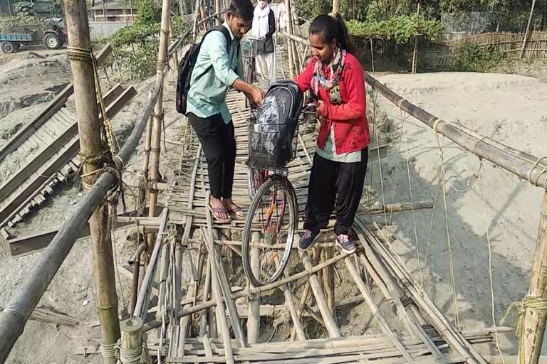 As_dhbfakirganj-poor-bamboo-bridge_vis_as10041