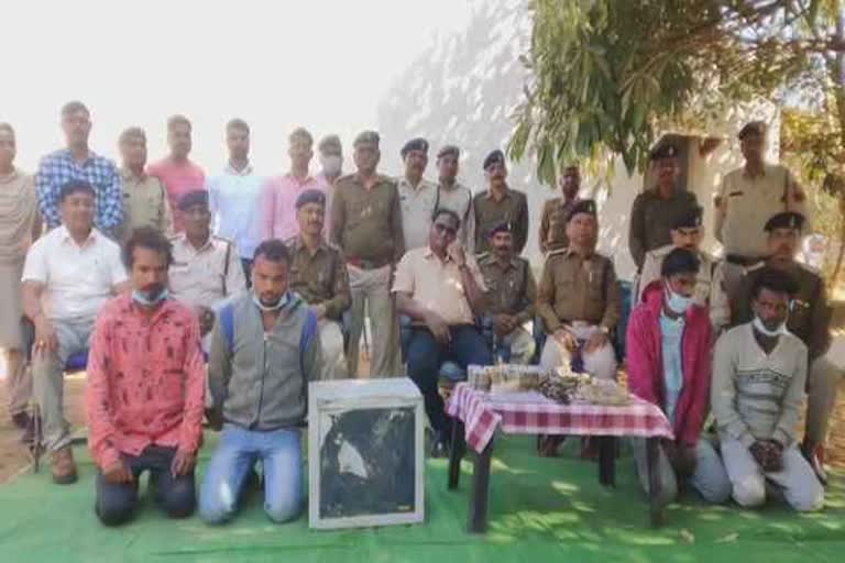 5-accused-arrested-for-robbery-in-magarlod-liquor-shop-of-dhamtari