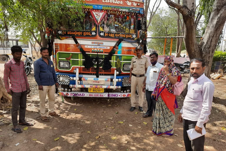 illegal ration rice transporting vehicle seized in Vijyapur