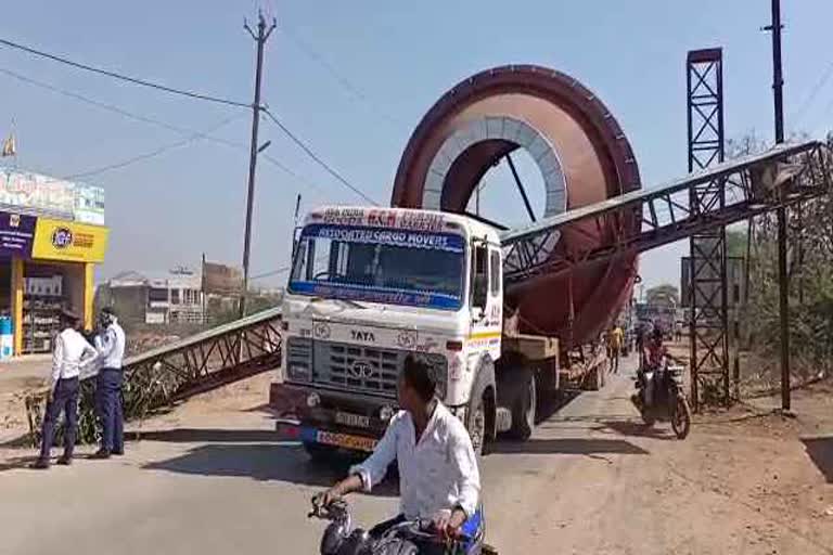 traffic-was-blocked-due-to-a-truck-being-stuck-at-entrance-on-national-highway-30-in-kawardha