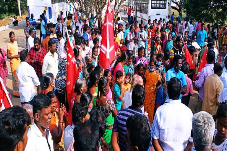 தனியார் தொழிற்சாலைக்கு பூட்டு போடும் போராட்டம்  Protest to lock up private Company in thiruvallur  Protest to lock up private Company  People Protest Against Private company  தனியார் தொழிற்சாலையை கண்டித்து போராட்டம்  தனியார் தொழிற்சாலை  அதிகத்தூர்  பூட்டு போடும் போராட்டம்