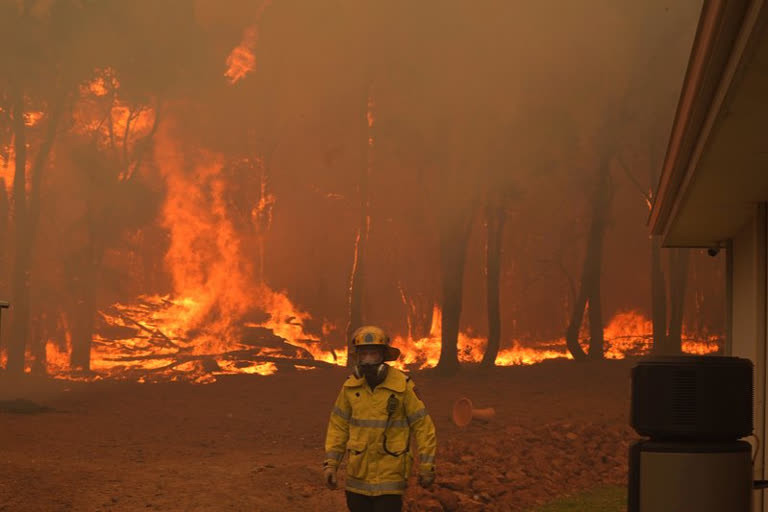 Wildfire in west Australia burns more homes in dry wind