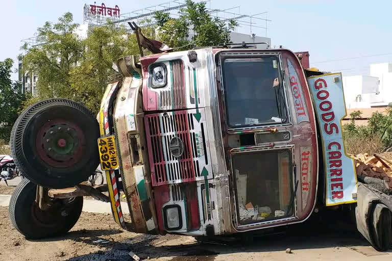 truck full of bricks overturned on the road from Ambad Chowfuli to Mantha Chowfuli