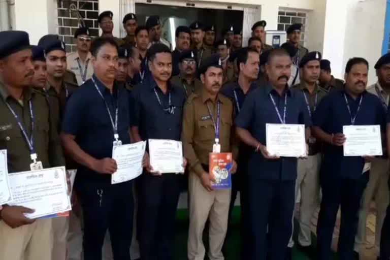 ig-anand-chhabra-gave-citation-to-policemen-for-good-work-in-review-meeting-in-mahasamund