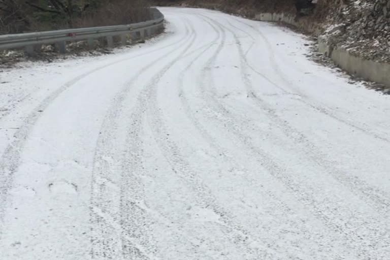 Light snowfall in Dhanaulti