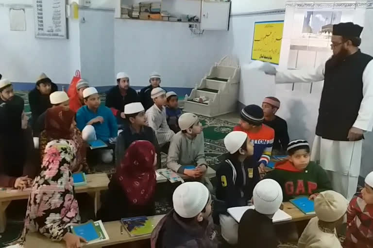 students learning urdu and arabic of tiwari campus welfare society meerut