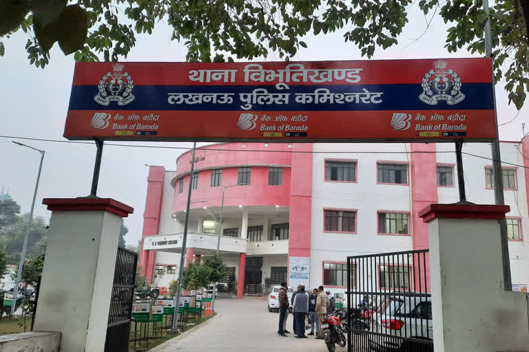 एटीएम की प्लेट काटकर कैश ले उड़े चोर