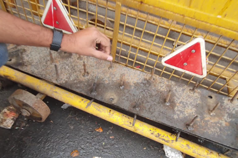 delhi police removed nails from ghazipur border