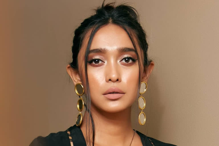 Sayani Gupta ditches makeup for 'Shameless'