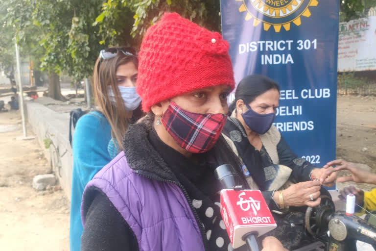 Initiative of Beti Foundation at IIT flyover in delhi