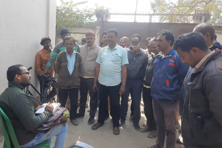 consumers showes agitation in front of post office in asansol