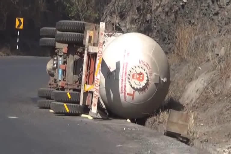 gas cylinder Tanker overturns in Ramgarh