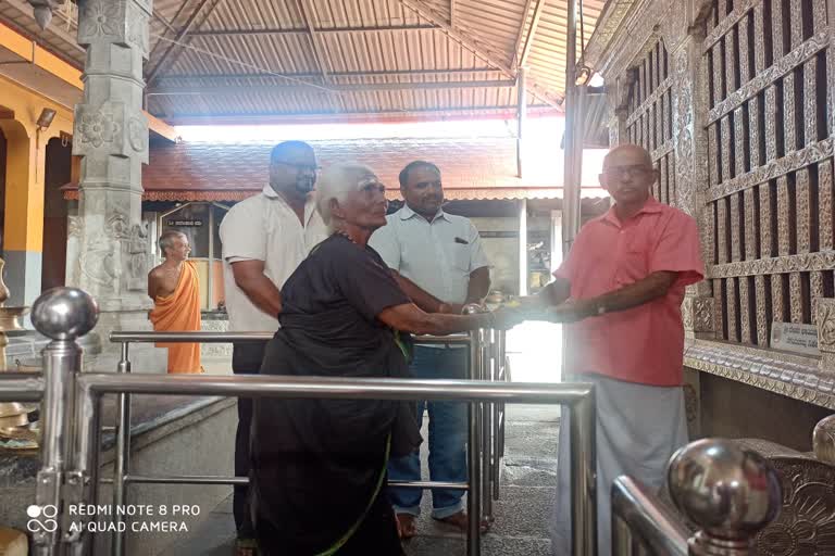 Ashwattthamma  a beggar woman donated Rs 5 lakh to temple  അശ്വതമ്മ  ഭിക്ഷാടനം  ഭിക്ഷാടനത്തിലൂടെ സ്വരൂപിച്ച അഞ്ച് ലക്ഷം രൂപ ക്ഷേത്രങ്ങളിൽ സംഭാവന ചെയ്തു  കർണാടക ഭിക്ഷാടനം  beggar woman  donated Rs 5 lakh to temple  ച്ച അഞ്ച് ലക്ഷം രൂപ ക്ഷേത്രങ്ങളിൽ സംഭാവന ചെയ്തു