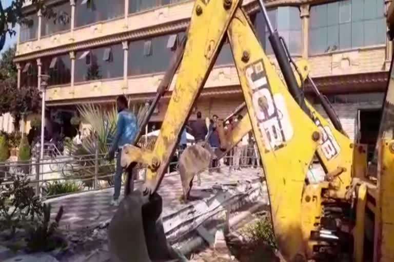 Police demolish illegal construction restaurant in Jabalpur