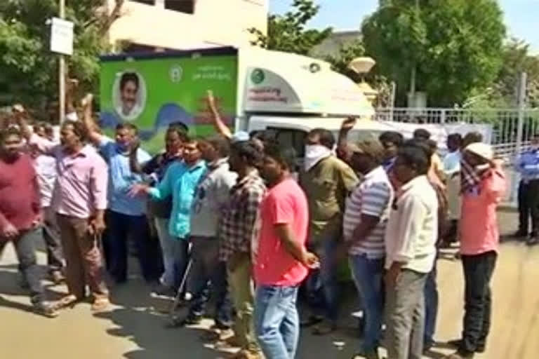 Dharna of mini truck owners distributing essential goods door to door in front of Kurnool Collectorate