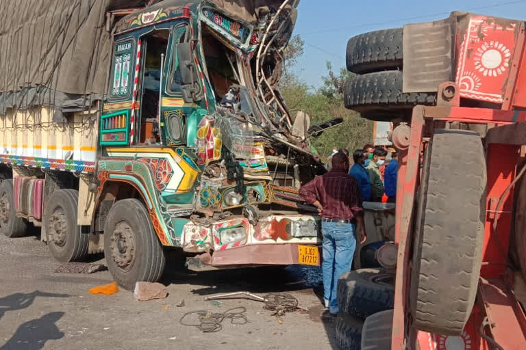 Clash between truck and LPG gas tanker in Ring Road 3 of Raipur