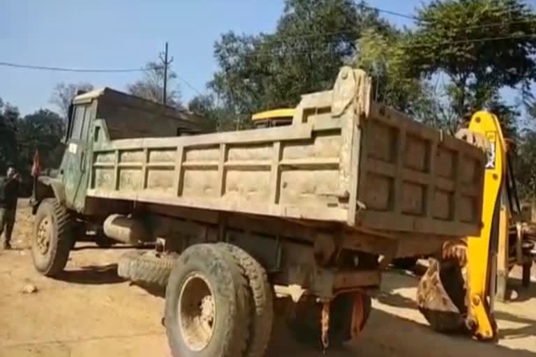 truck-and-jcb-machine-seized-while-excavating-in-koderma