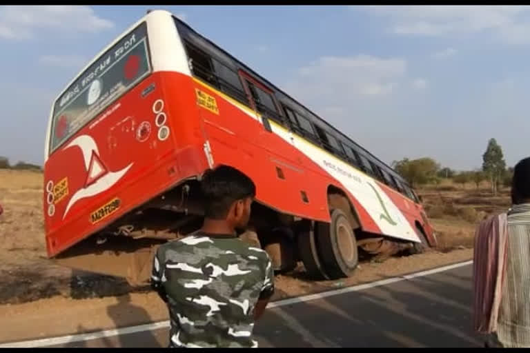 ಬೈಕ್ ಅಪಘಾತ ತಪ್ಪಿಸಲು ಹೋಗಿ ರಸ್ತೆಯ ಪಕ್ಕಕ್ಕೆ ಬಸ್