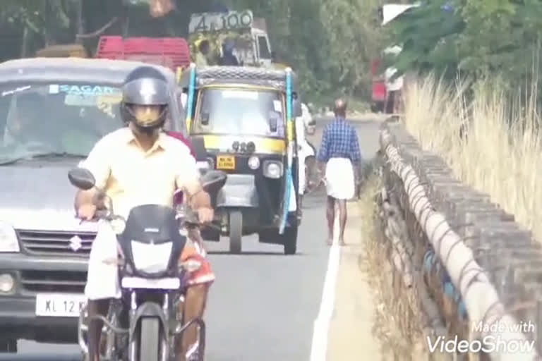 bridge for pedestrians on the Areekode bridge  അരീക്കോട് പാലത്തിൽ കാൽനട യാത്രക്കാർക്ക് വീതി കുറഞ്ഞ പാലം  അരീക്കോട് മേഖല റോഡ് സുരക്ഷ സമിതി  demand for a narrow bridge for pedestrians