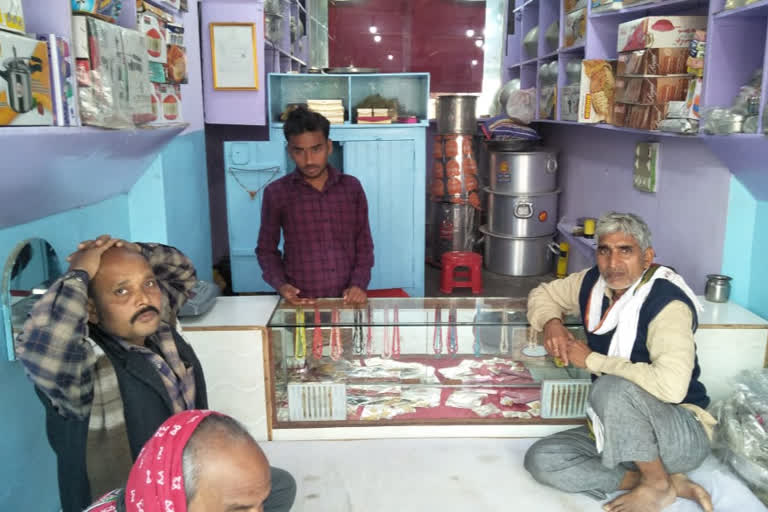 snatching of worth of two lakh jewellery from gold businessman in kaimur